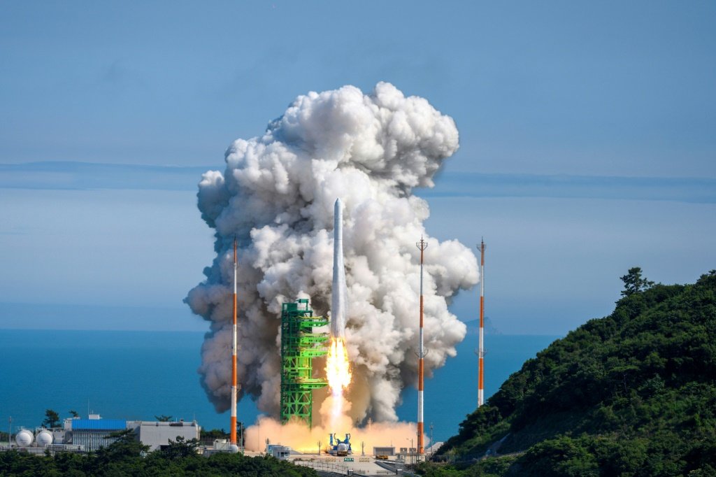 Coreia do Sul completa com sucesso lançamento de foguete espacial de fabricação própria