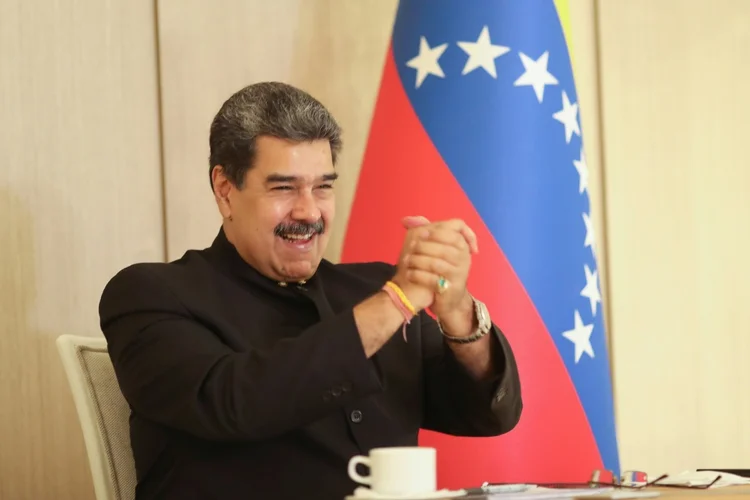 Santos foi recebido por Maduro em 2013, no multitudinário funeral de Chávez. (AFP/AFP)