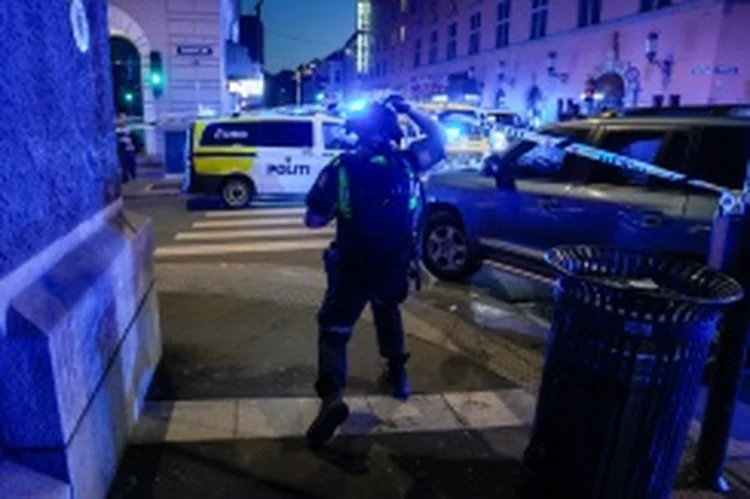 A polícia protege uma área no centro de Oslo após tiroteio em bar LGBTQIA+ (AFP/AFP Photo)