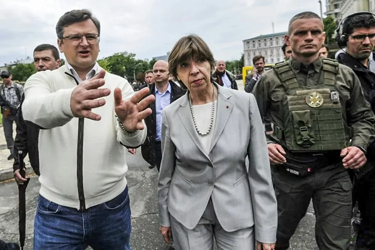 Ministro das Relações Exteriores Dmytro Kuleba (esq.) com sua contraparte francesa Catherine Colonna (centro) em Kiev (AFP/AFP)