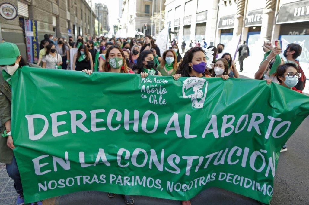 Chile inclui direito ao aborto em proposta da nova Constituição