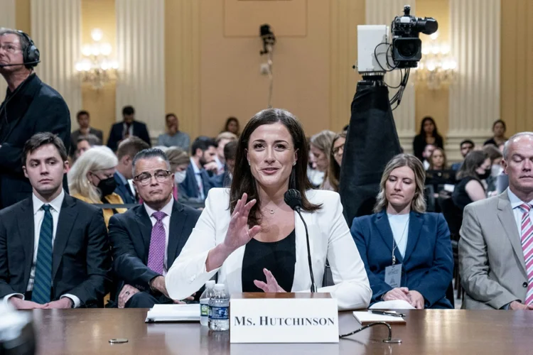 Cassidy Hutchinson, ex-assessora do chefe de gabinete da Casa Branca de Trump, Mark Meadows, testemunha durante a sexta audiência do Comitê da Câmara que investiga o ataque de 6 de janeiro ao Capitólio dos EUA, em Washington, em 28 de junho de 2022 (AFP/AFP Photo)