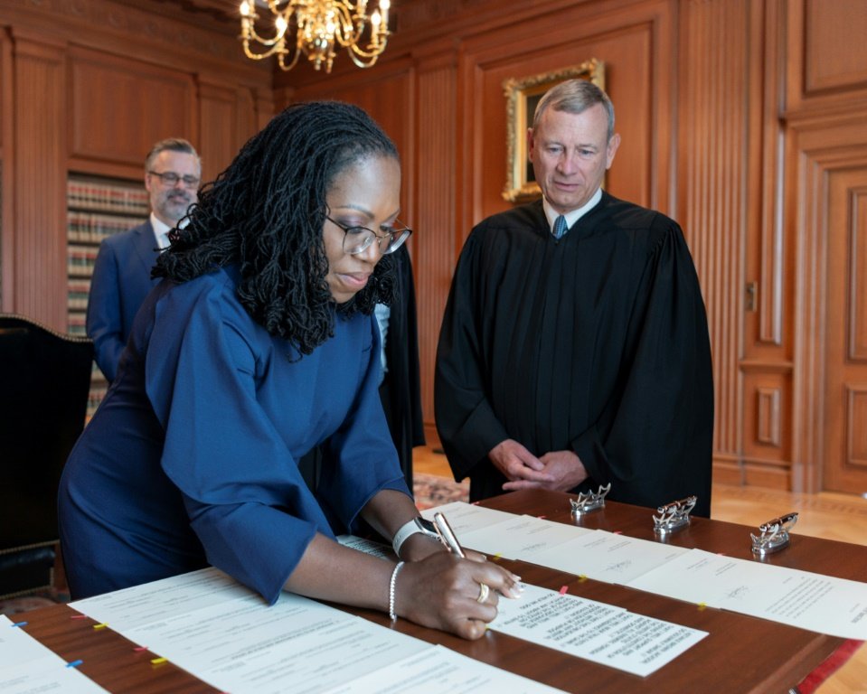 Primeira mulher negra toma posse na Suprema Corte dos EUA