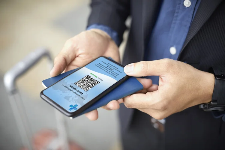 Comprovante de vacinação digital: viajantes ainda terão de provar que se vacinaram para entrar nos EUA, mas teste deixa de ser obrigatório (Morsa Images/Getty Images)