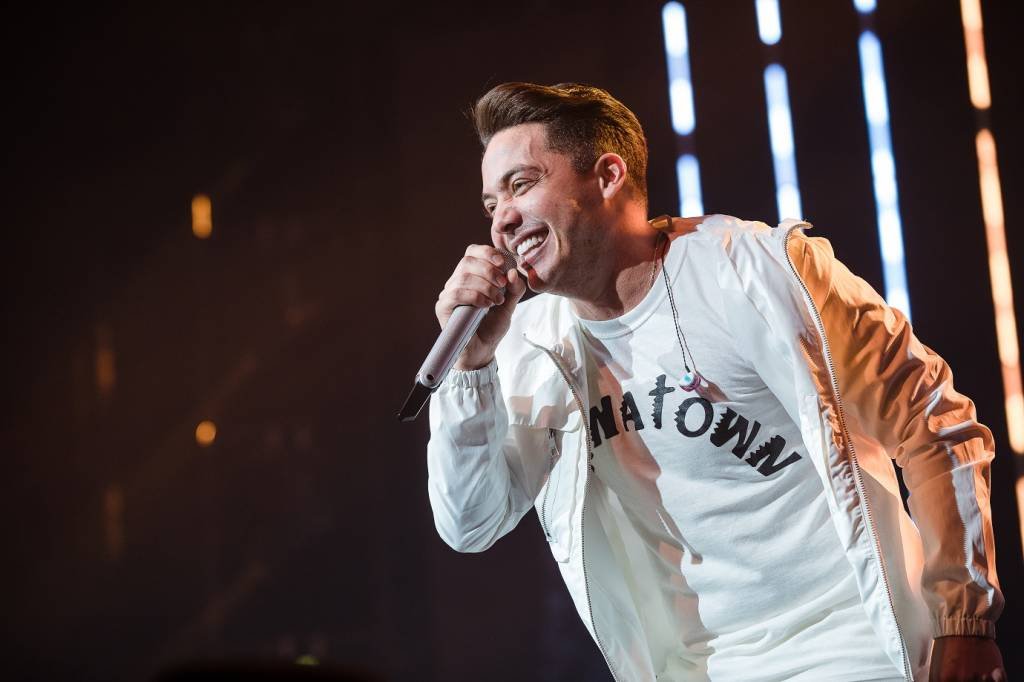 Wesley Safadão faz show e os três filhos assistem do palco