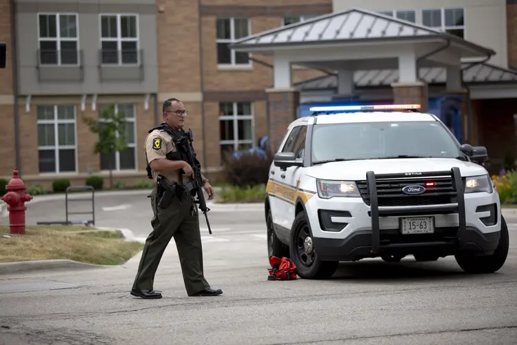 Policial após tiroteio em desfile do 4 de julho: são centenas de mortos por atentados a tiro todos os anos nos EUA (Jim Vondruska / GETTY IMAGES NORTH AMERICA / Getty Images via AFP/AFP)