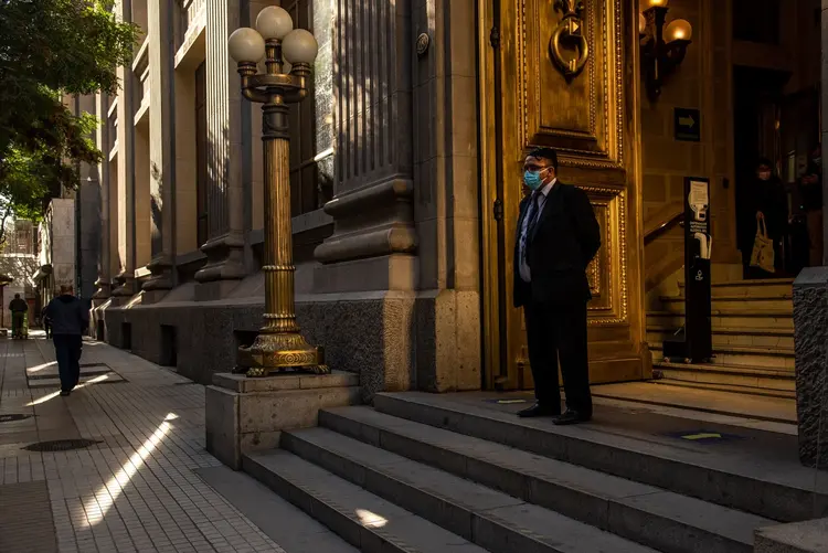 The Central Bank of Chile in Santiago, Chile, on Monday, March 28, 2022. Chile's central bank is likely to increase its benchmark rate by 150 basis points to 7.0% on March 29. (Bloomberg/Bloomberg)