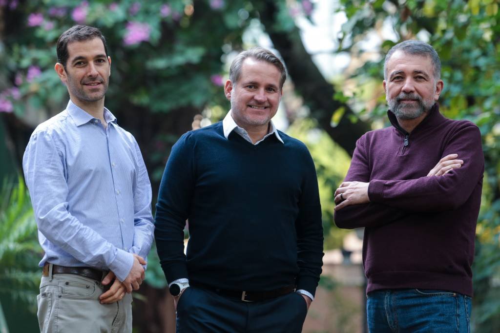 Ages Bioactive: Fabio Steinecke (CRO), Caio Agmont (CEO), e Alejandro Espinola (COO) (Felipe Rau/Divulgação)