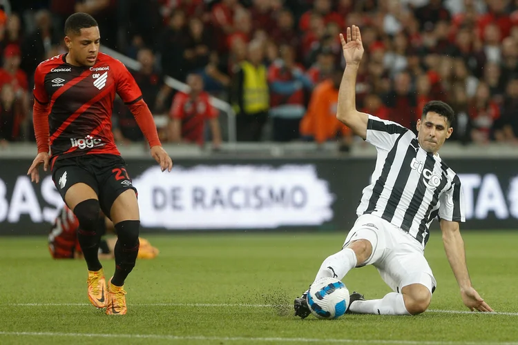 Brazil's Athletico Paranaense Vitor Roque (L) and Paraguay's Libertad Diego Viera vie for the ball during their Copa Libertadores football tournament round of sixteen first leg match, at the Athletico Paranaense Arena in Curitiba, Brazil, on June 28, 2022. (Photo by Albari Rosa / AFP) (Photo by ALBARI ROSA/AFP via Getty Images) (Albari Rosa / AFP/Getty Images)