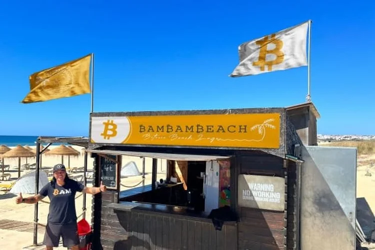 Quiosque da "Família Bitcoin" na cidade de Lagos, em Portugal (Didi Taihuttu/Divulgação)