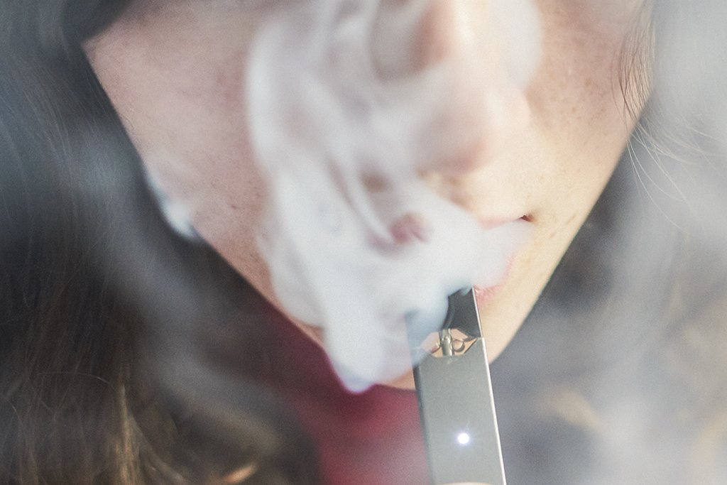 Vaping em ação: em 2019, quase 30% dos estudantes do ensino médio nos Estados Unidos relataram usar cigarros eletrônicos, a maioria fabricada pela Juul (Gabby Jones/Bloomberg/Getty Images)
