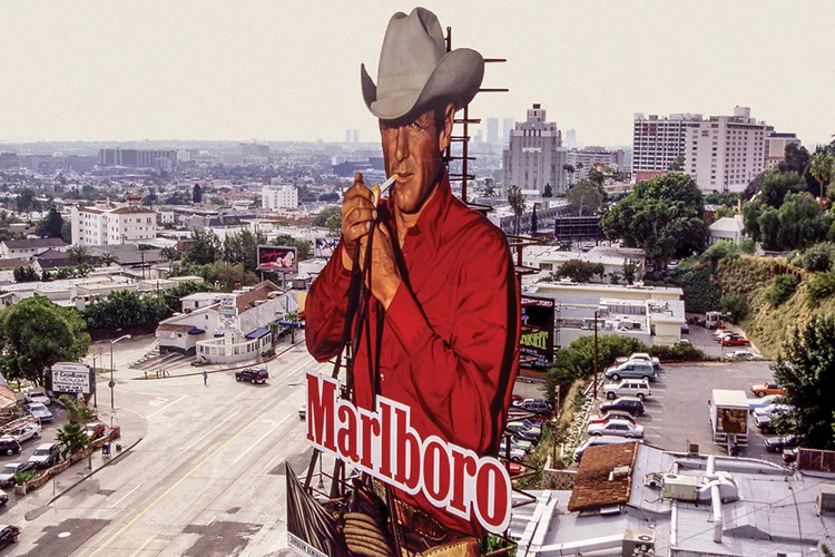 Outdoor da Marlboro nos EUA na década de 1990: Mais de 60% da receita da PMI ainda vem do cigarro tradicional (Bill Nation/Sygma/Getty Images)