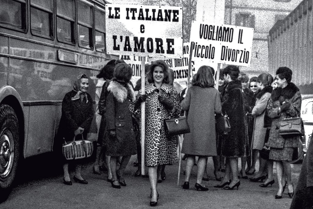 Foto da mostra: manifestação em Milão em 1962 a favor do direito ao divórcio. (Divulgação/Divulgação)