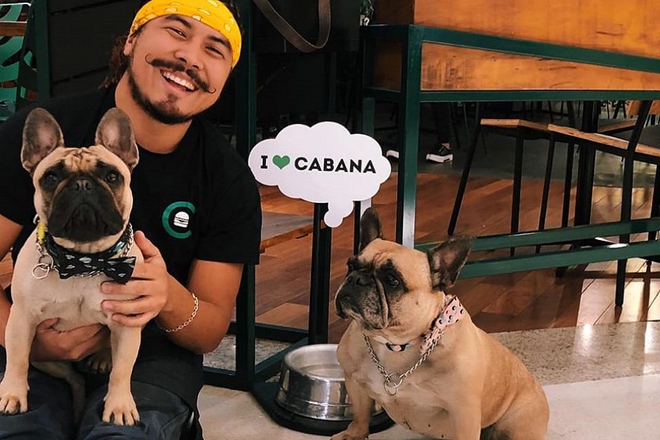 Dia do Amigo: Hamburgueria pet friendly dá brinde e faz doações para causa animal