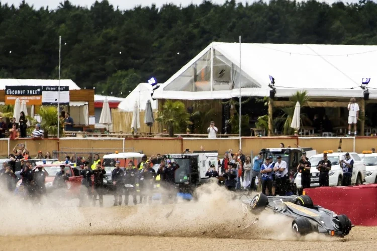 Carro do chinês Zhou Guanyu capotou na primeira curva do GP de Silverstone da Fórmula 1 (ANP/Getty Images)