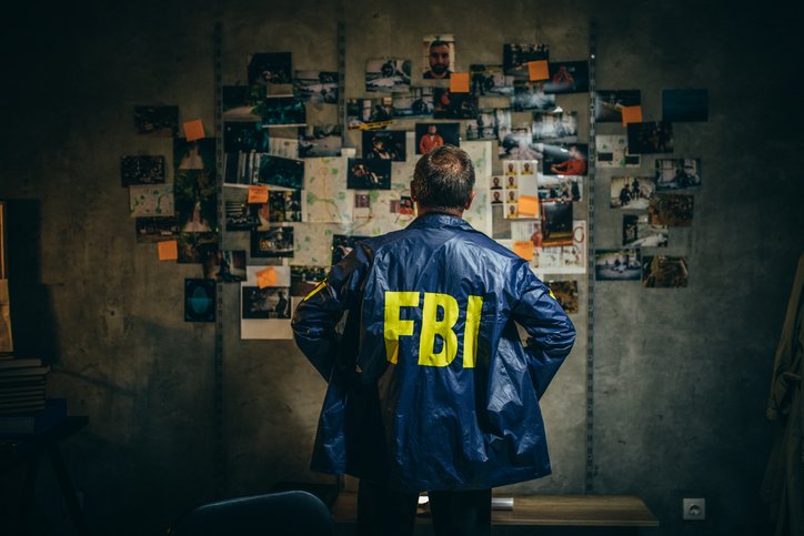 Homem armado tenta entrar em escritório do FBI nos EUA