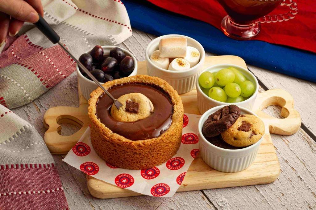 Confeitaria lança fondue de chocolate feito dentro de cookie gigante