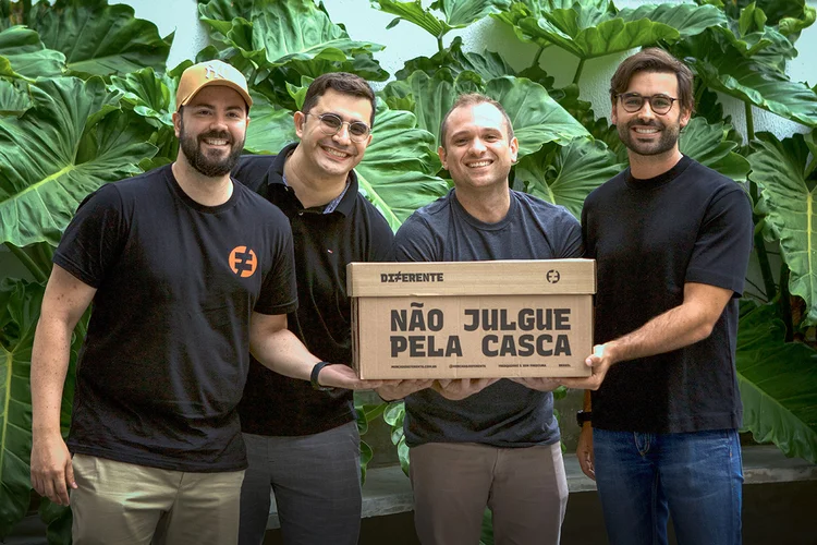 Saulo Marti, Paulo Monçores, Walter Rodrigues e Eduardo Petrelli, sócios da Diferente: frutas e verduras com descontos de até 50% ao consumidor final (Divulgação/Divulgação)