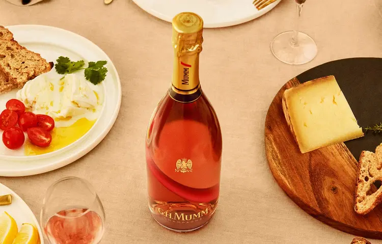 Novidade tem notas mais florais, doces e frutadas em relação ao rosé tradicional (Pernod Ricard/Divulgação)