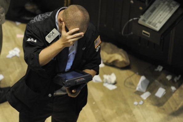 Trader preocupado na Bolsa de Valores de Nova York (TIMOTHY A. CLARY/ AFP via/Getty Images)