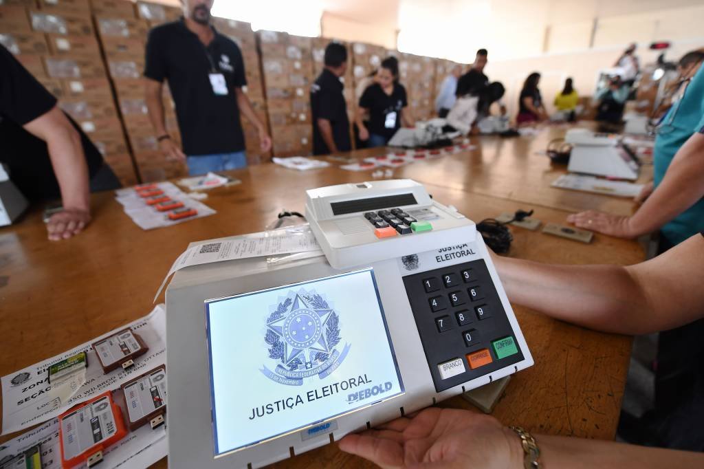 Urna eletrônica: mesários são responsáveis por abrir e fechar seções de votação e auxiliar eleitores (EVARISTO/Getty Images)