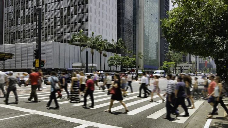 People on crosswalk. Blurred image. (wsfurlan/Getty Images)