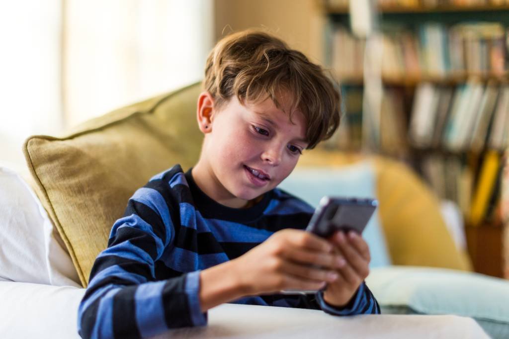 Menino com celular: com ajuda do ChatGPT, mãe descobriu nome de síndrome rara (Alistair Berg/Getty Images)