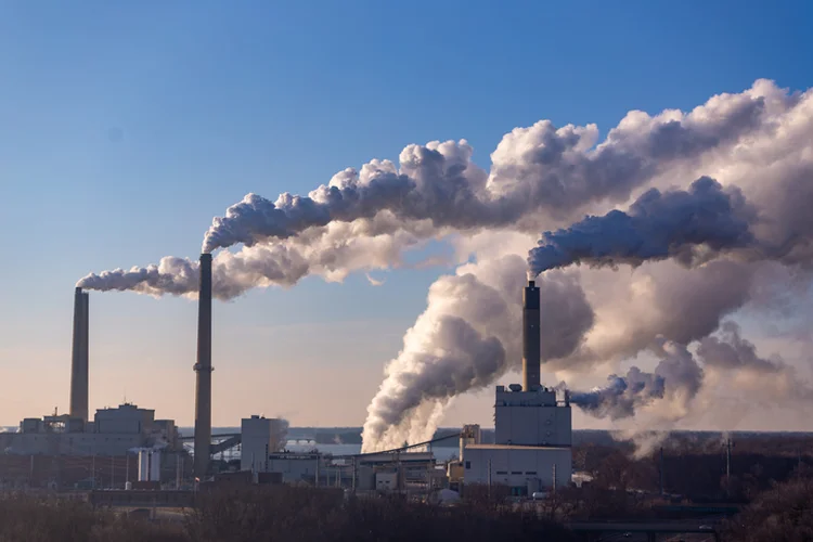 Wind is blowing pollution from a coal burning power plant. (DWalker44/Getty Images)