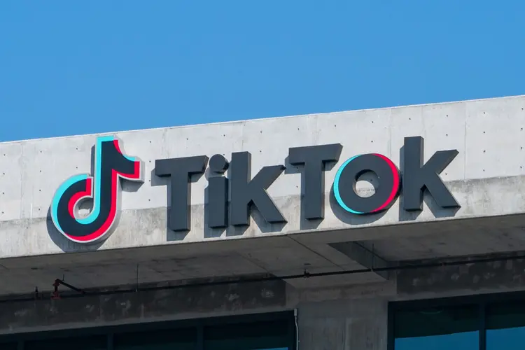 A proibição do dispositivo impacta uma pequena porção da base de usuários do TikTok nos EUA e acrescenta combustível aos pedidos de proibição total do aplicativo de compartilhamento de vídeo. (AaronP/Getty Images)