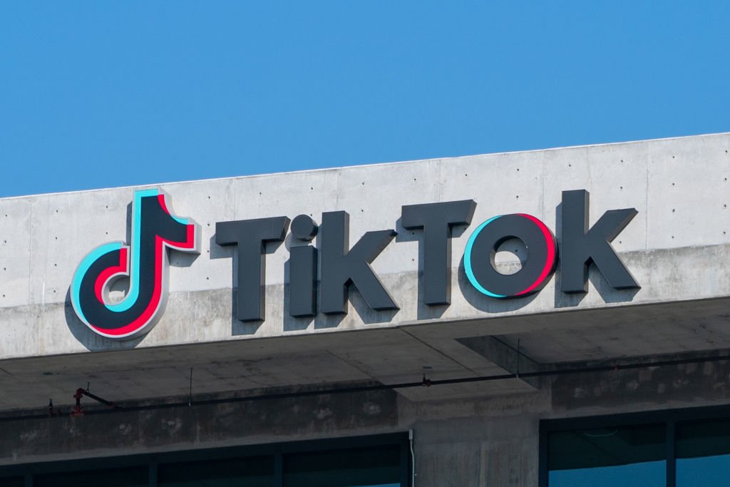 A proibição do dispositivo impacta uma pequena porção da base de usuários do TikTok nos EUA e acrescenta combustível aos pedidos de proibição total do aplicativo de compartilhamento de vídeo. (AaronP/Getty Images)