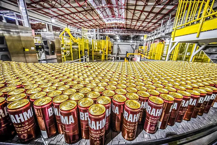 Com maior capilaridade de distribuição, Ambev deve se beneficiar de perspectiva positiva para cerveja no segundo semestre (Jonne Roriz/Bloomberg via/Getty Images)