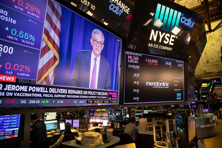 Jerome Powell, presidente do Fed, em telão da Bolsa de Nova York (NYSE) (Michael Nagle/Bloomberg via/Getty Images)