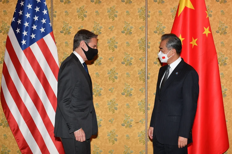 Último encontro entre Wang e Blinken foi em outubro do ano passado (Tiziana FABI / POOL / AFP) (Photo by TIZIANA FABI/POOL/AFP/Getty Images)