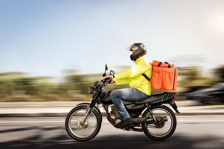 Entregador de moto: gasto mensal com gasolina pode chegar perto de R$ 1.000 (Capuski/Getty Images)