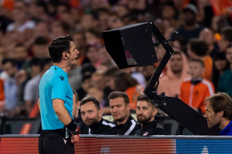 VAR: tecnologia divide opiniões entre os torcedores (NESImages/DeFodi/Getty Images)