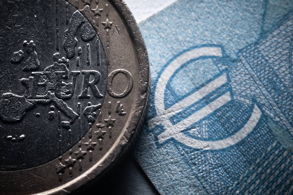 Temor de recessão derruba bolsas europeias, petróleo e euro; Wall Street resiste