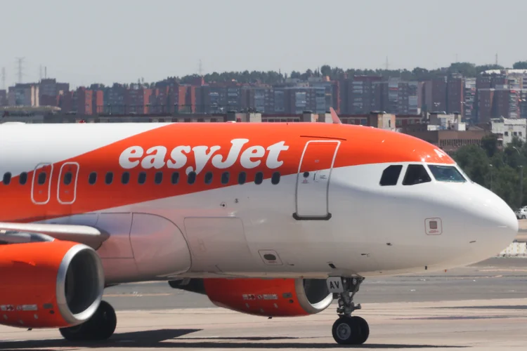 Companhias como a easyJet e a Ryanair vem sofrendo períodos turbulentos por causa da crise na aviação europeia (NurPhoto/Getty Images)