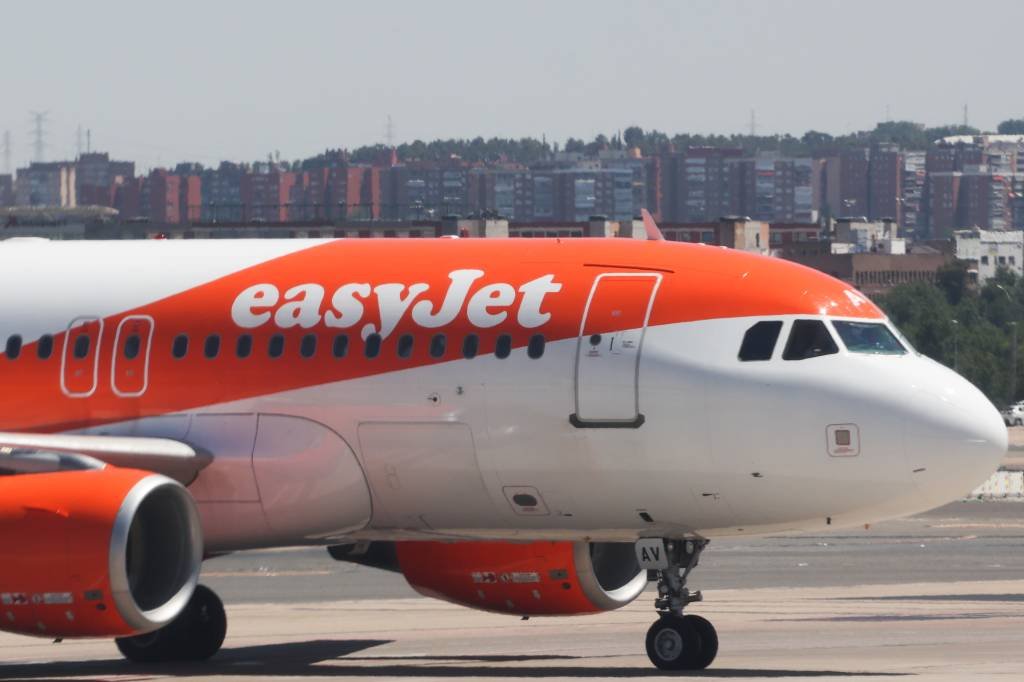 Companhias como a easyJet e a Ryanair vem sofrendo períodos turbulentos por causa da crise na aviação europeia (NurPhoto/Getty Images)
