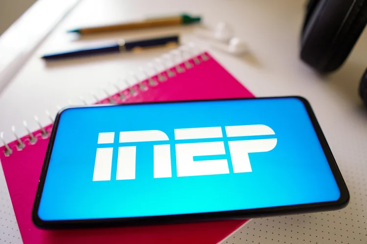 BRAZIL - 2022/07/01: In this photo illustration the Instituto Nacional de Estudos e Pesquisas Educacionais Anísio Teixeira (INEP) logo seen displayed on a smartphone screen. (Photo Illustration by Rafael Henrique/SOPA Images/LightRocket via Getty Images) (LightRocket/Getty Images)