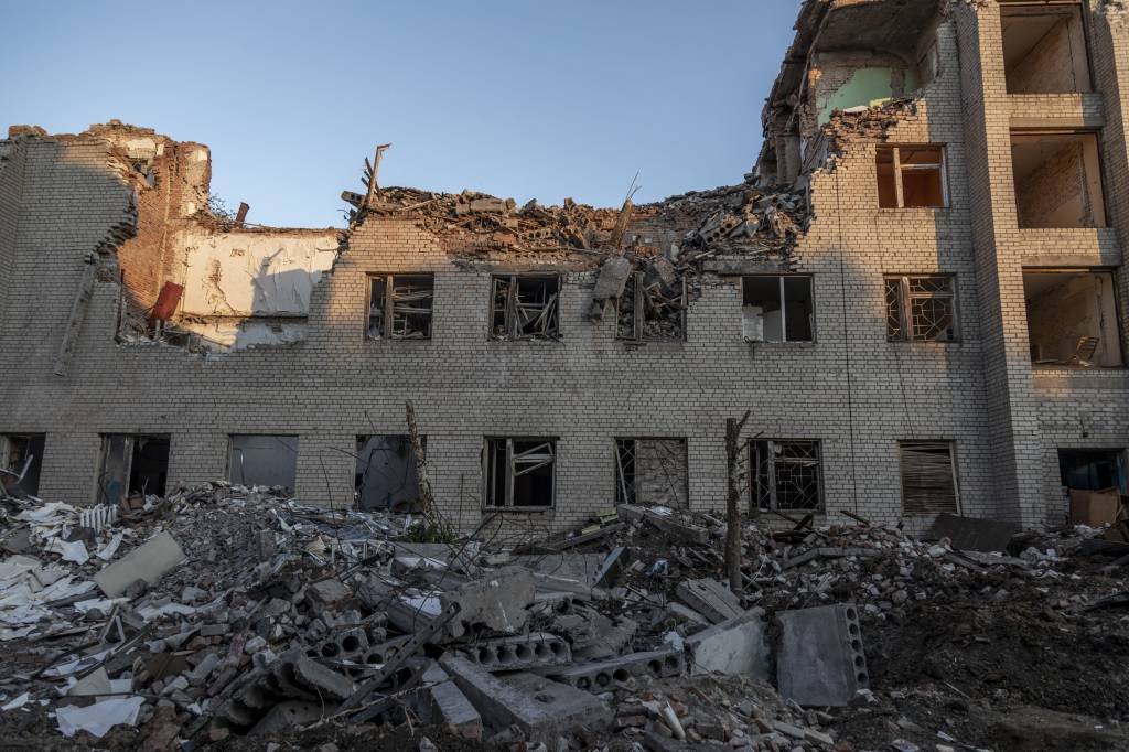 Guerra na Ucrânia: Rússia intensifica bombardeios no leste e avança na conquista de Donbass
