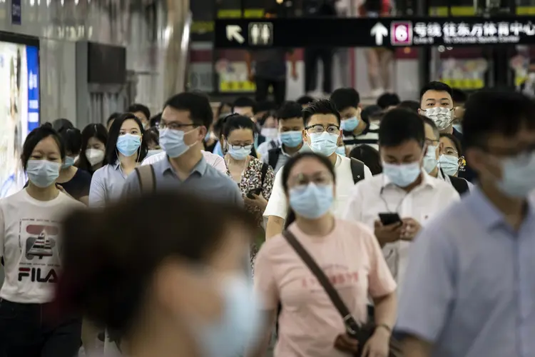 Passageiros em metrô de Xangai: restrições para conter coronavírus cobra preço da economia chinesa e PIB do segundo trimestre cai mais de 2% (Qilai Shen/Getty Images)