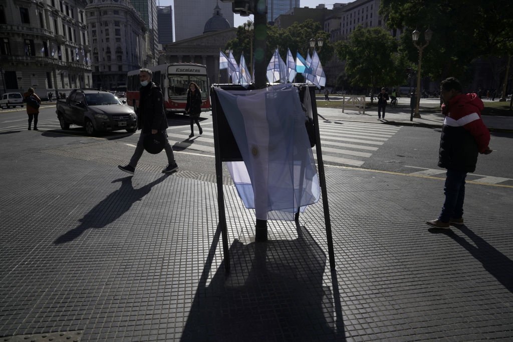 Comerciante vende bandeira da Argentina em Buenos Aires: crise profunda no país (Pablo Piovano/Bloomberg/Getty Images)