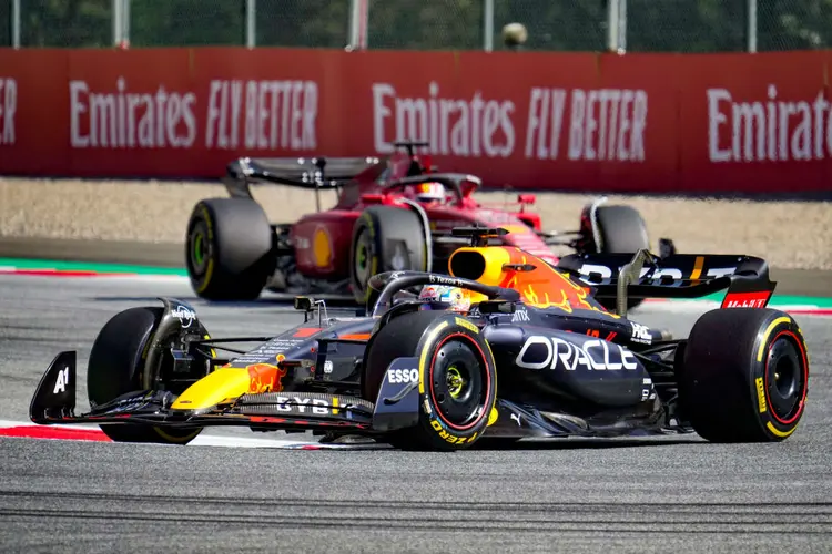 Max Vestappen, da Red Bull, e Charles Leclerc, da Ferrari, disputam a liderança da Fórmula 1 (Josef Bollwein/SEPA.Media/Getty Images)