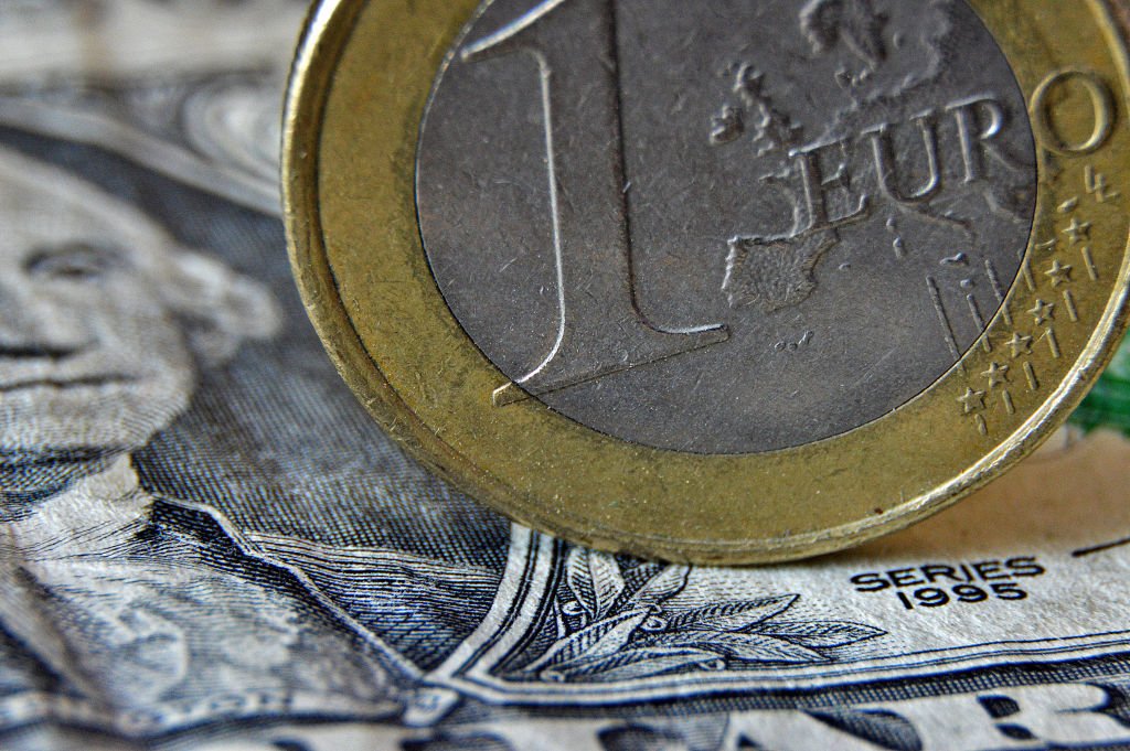 Euro e dólar já valem quase a mesma coisa (Gerard Bottino/SOPA Images/LightRocket via/Getty Images)