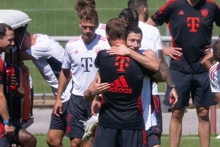 Lewandowskiabraça companheiros de clube em treino do Bayern deste sábado (Sven Hoppe/picture alliance via/Getty Images)