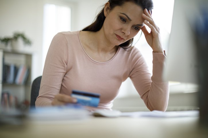Inadimplência: estudo mostra que entre aqueles que têm dívidas, metade está com o cartão de crédito atrasado (Damircudic/Getty Images)