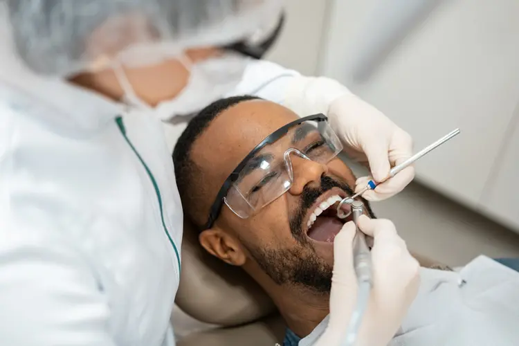 Man, Mouth open, Dental treatment, Teeth, Consulting (Pollyana Ventura/Getty Images)