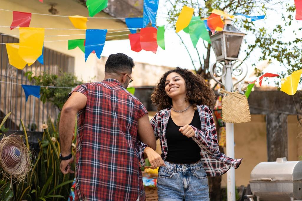 Jovens dançando em festa junina: atividades lúdicas e saudáveis entram no radar de uma parcela deles (MesquitaFMS/Getty Images)