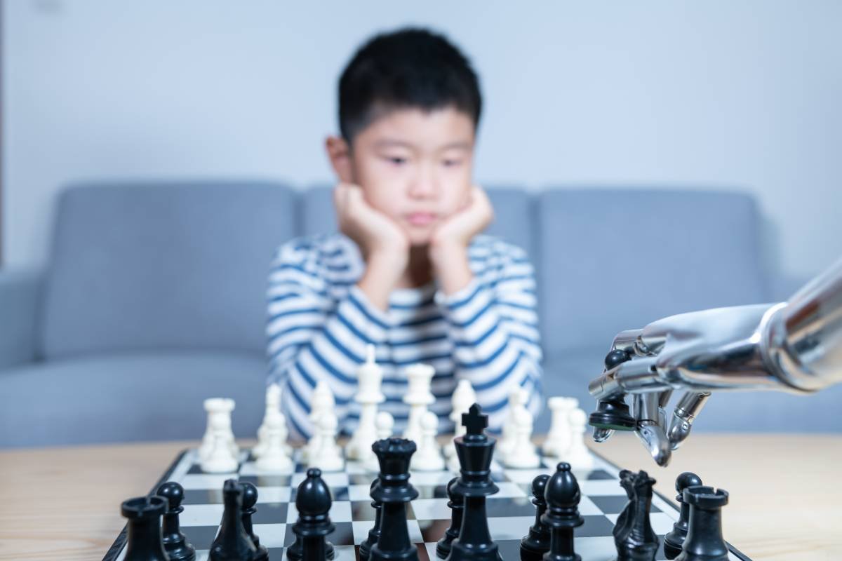 Robô Branco Em Forma De Humanidade Jogando Um Jogo De Xadrez