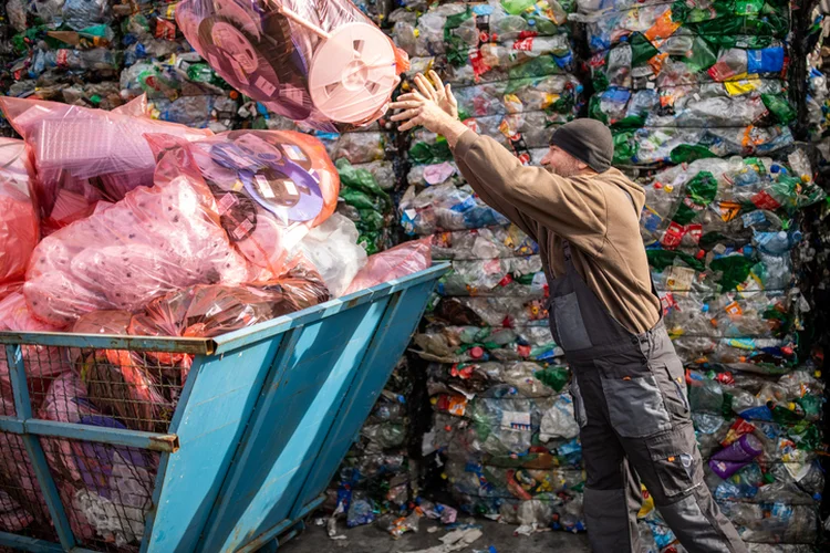 CoopFuturo: coletivo de triagem do Rio de Janeiro recebe o lixo do serviço de coleta do governo e depois vende o material para empresas especializadas em reciclagem (Carl de Souza/Getty Images)